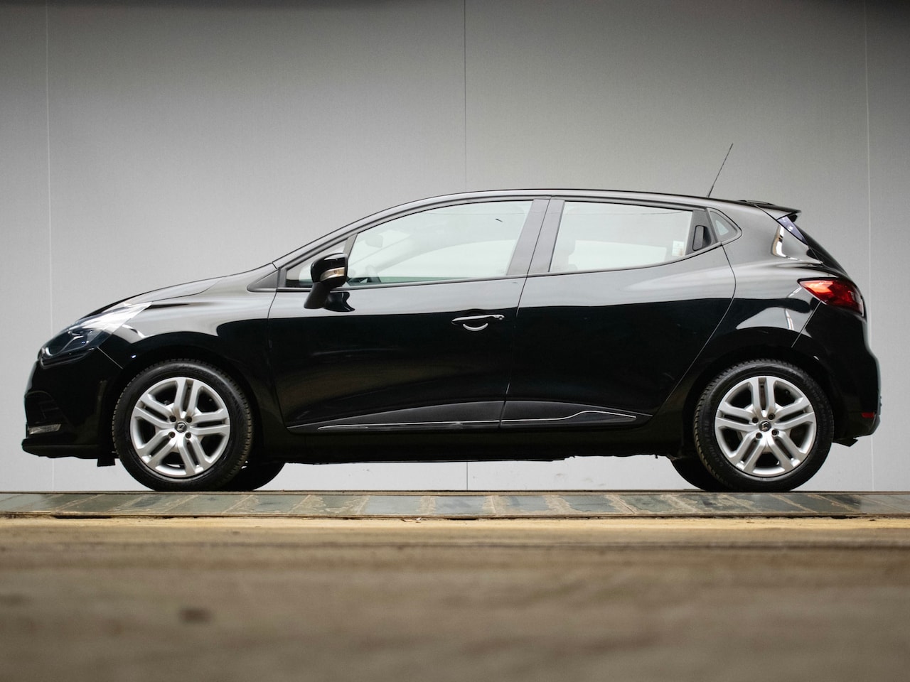 Renault Clio - 0.9 TCe Zen Sport (NAVI,PDC,CRUISE,BLUETOOTH,LED,ELEKTRISCH PAKKET,SPORTSTOELEN,NETTE STAA - AutoWereld.nl