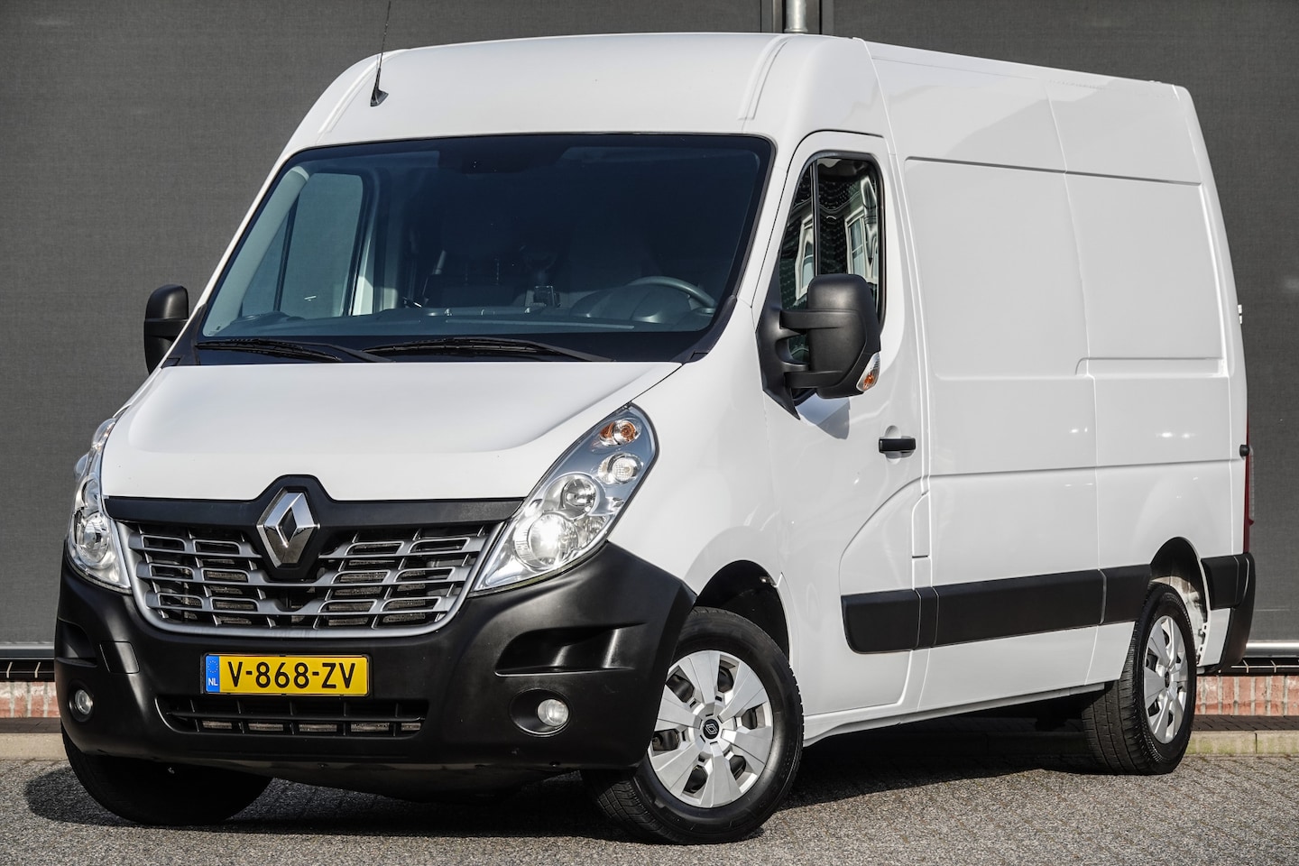 Renault Master - T35 | L2H2 | 2.3 dCi 130Pk | Stoel-Bank | Achteruitrijcamera | Trekhaak | 3.500Kg trekgewi - AutoWereld.nl