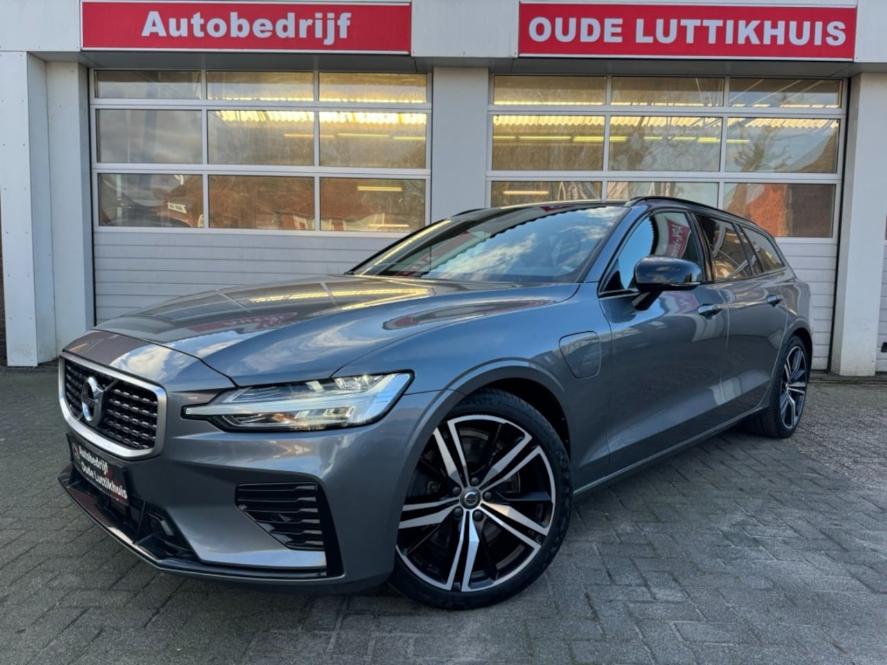 Volvo V60 - 2.0 T8 Twin-Engine AWD R-Design Camera Harman/Kardon Leder Memory Pilot Assist Trekhaak - AutoWereld.nl