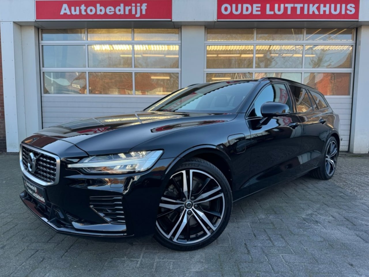 Volvo V60 - 2.0 T6 Recharge AWD R-Design Camera Leder Memory Pilot Assist Trekhaak - AutoWereld.nl