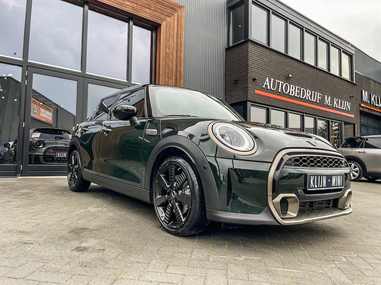 MINI Cooper S - Mini 2.0 Resolute Edition 5drs aut 178pk/Rebelgreen/Navi/Camera/Ned auto - AutoWereld.nl