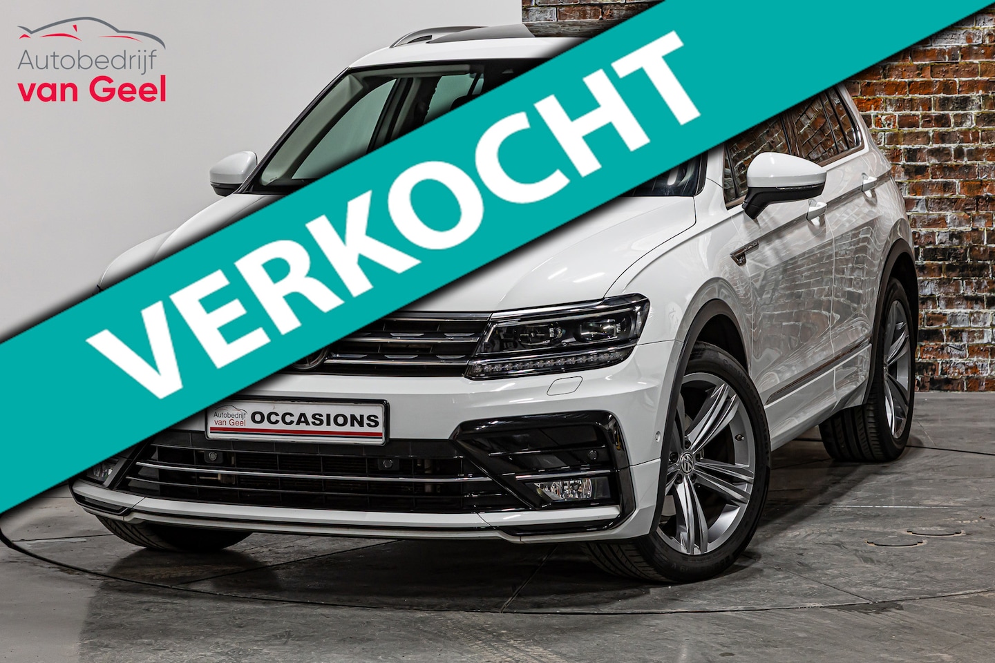 Volkswagen Tiguan - 1.4 TSI ACT Comfortline Business R| Panormadak | Elektrisch uitklapbare trekhaak - AutoWereld.nl