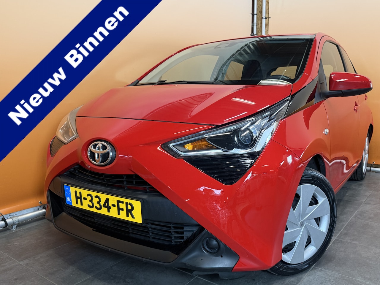 Toyota Aygo - 1.0 VVT-i x-play automaat | airco | camera | 5drs rijstrooksensor | brake assist - AutoWereld.nl