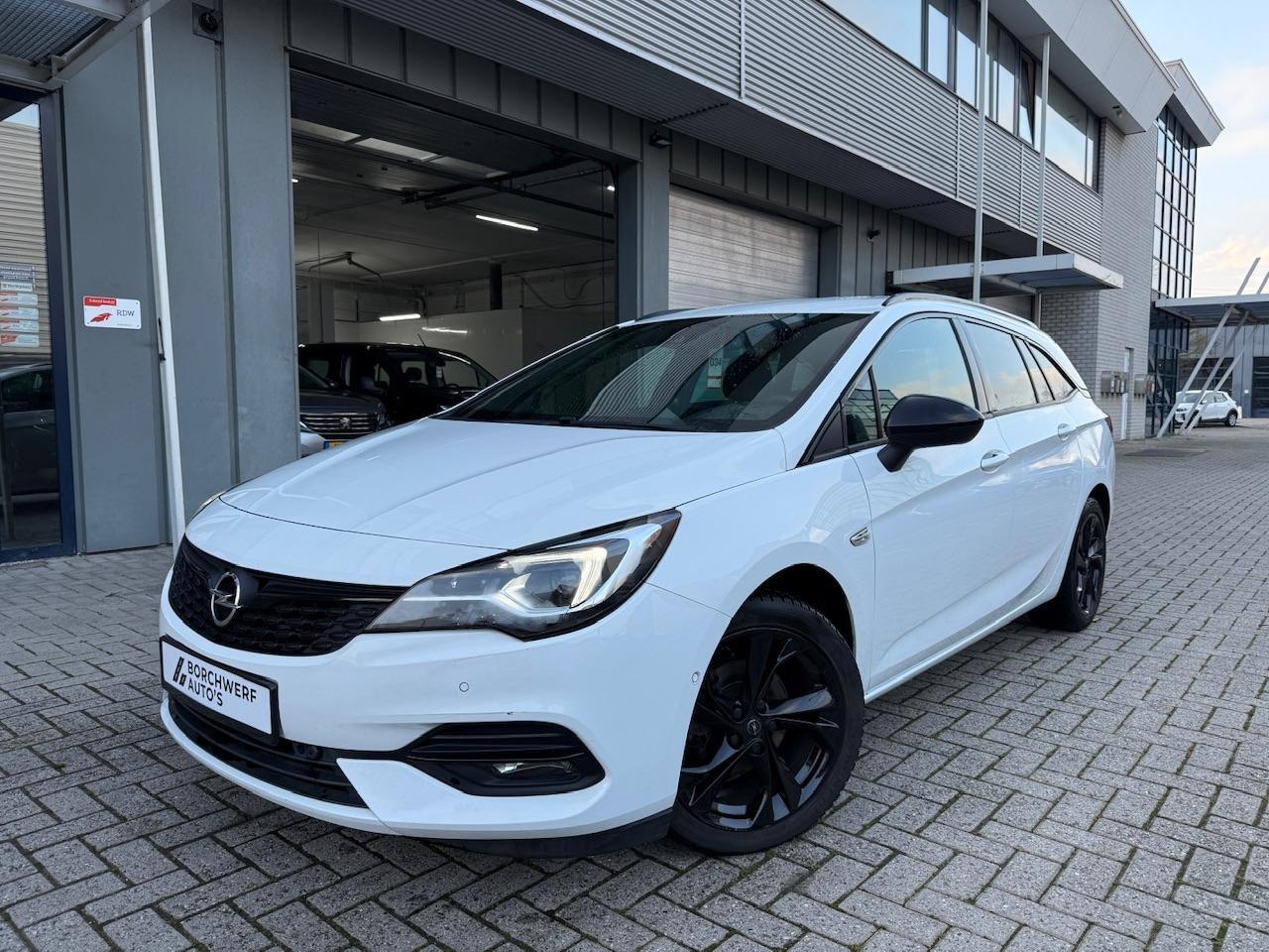 Opel Astra Sports Tourer - 1.2 Benzine Black Edition Trekhaak - AutoWereld.nl