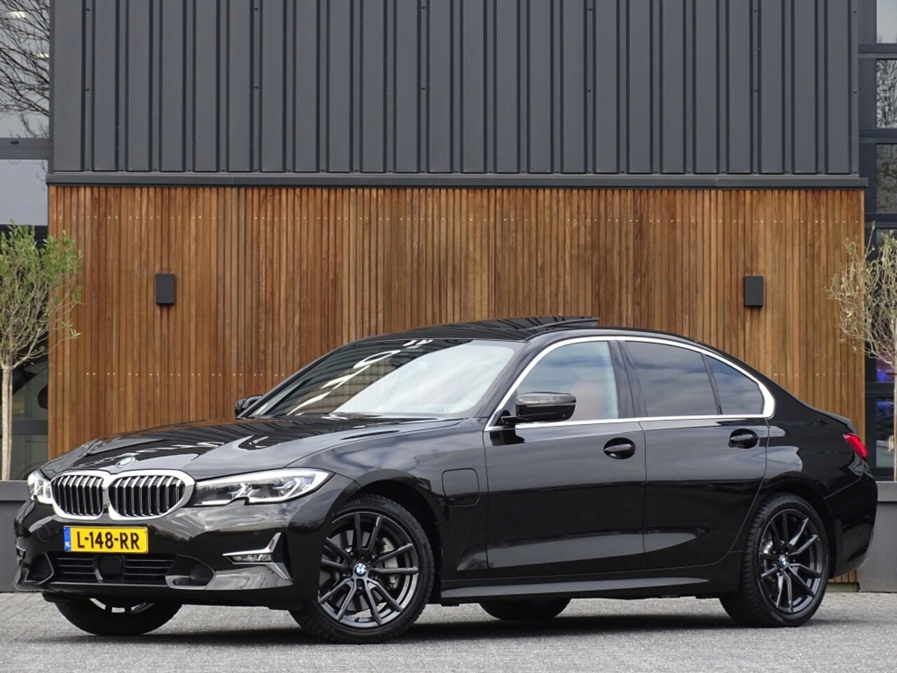 BMW 3-serie - 330e 292PK / High Executive / Individual / Luxury Line - AutoWereld.nl