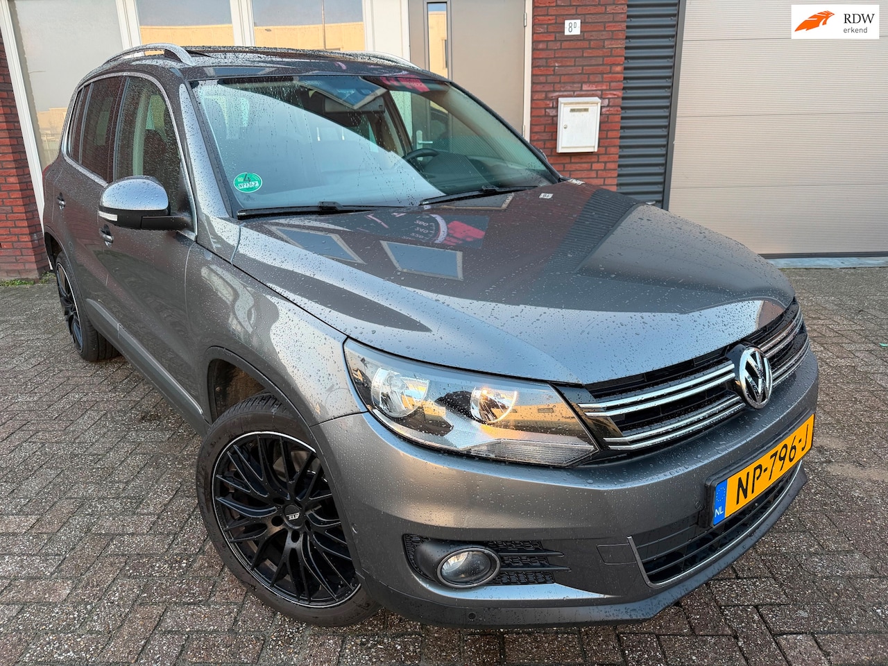 Volkswagen Tiguan - 1.4 TSI R-Line Edition / Leder / Pano / Navi / PDC / DSG / Park Assist - AutoWereld.nl