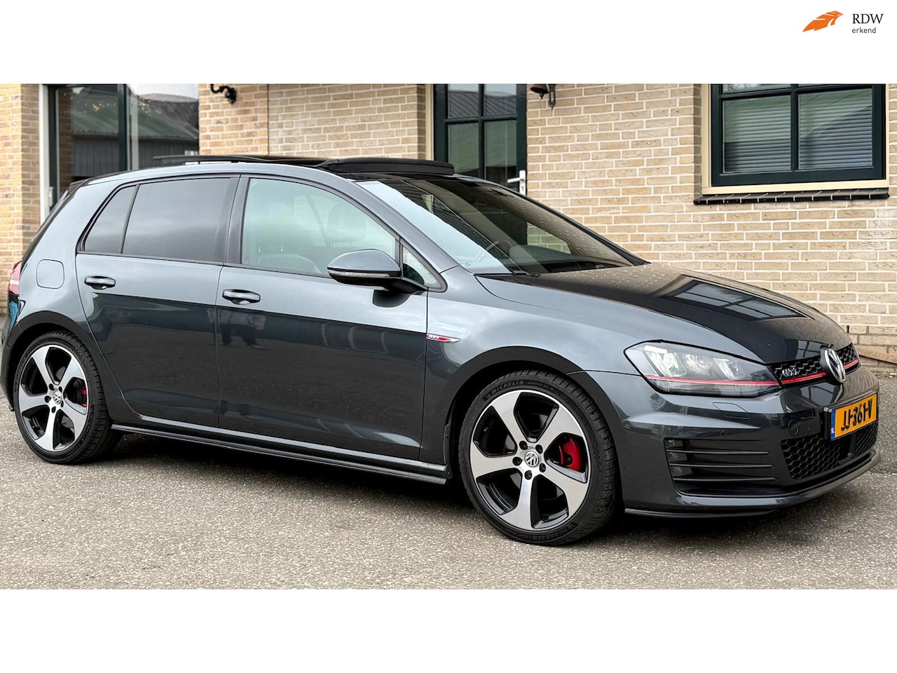 Volkswagen Golf - 2.0 TSI GTI 310PK DSG |PANO| ACC|| LEDER - AutoWereld.nl