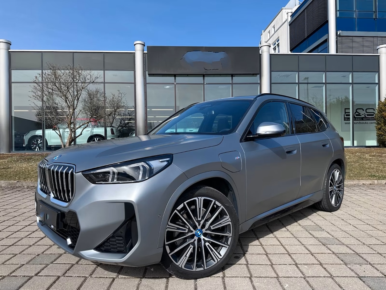 BMW X1 - xDrive30e M-SPORT ** FROZEN GREY / MOKKA LEDER, FULL OPTIONS, PANO, TREKH, 20-inch LMV, IN - AutoWereld.nl