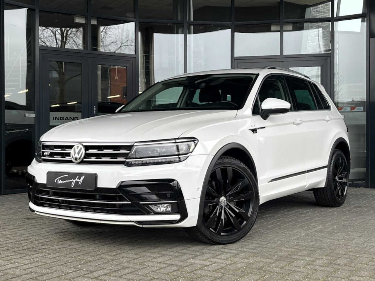 Volkswagen Tiguan - 2.0 TDI 4M. 240PK R-LINE DSG - LEDER - PANO - TREKH. - AutoWereld.nl