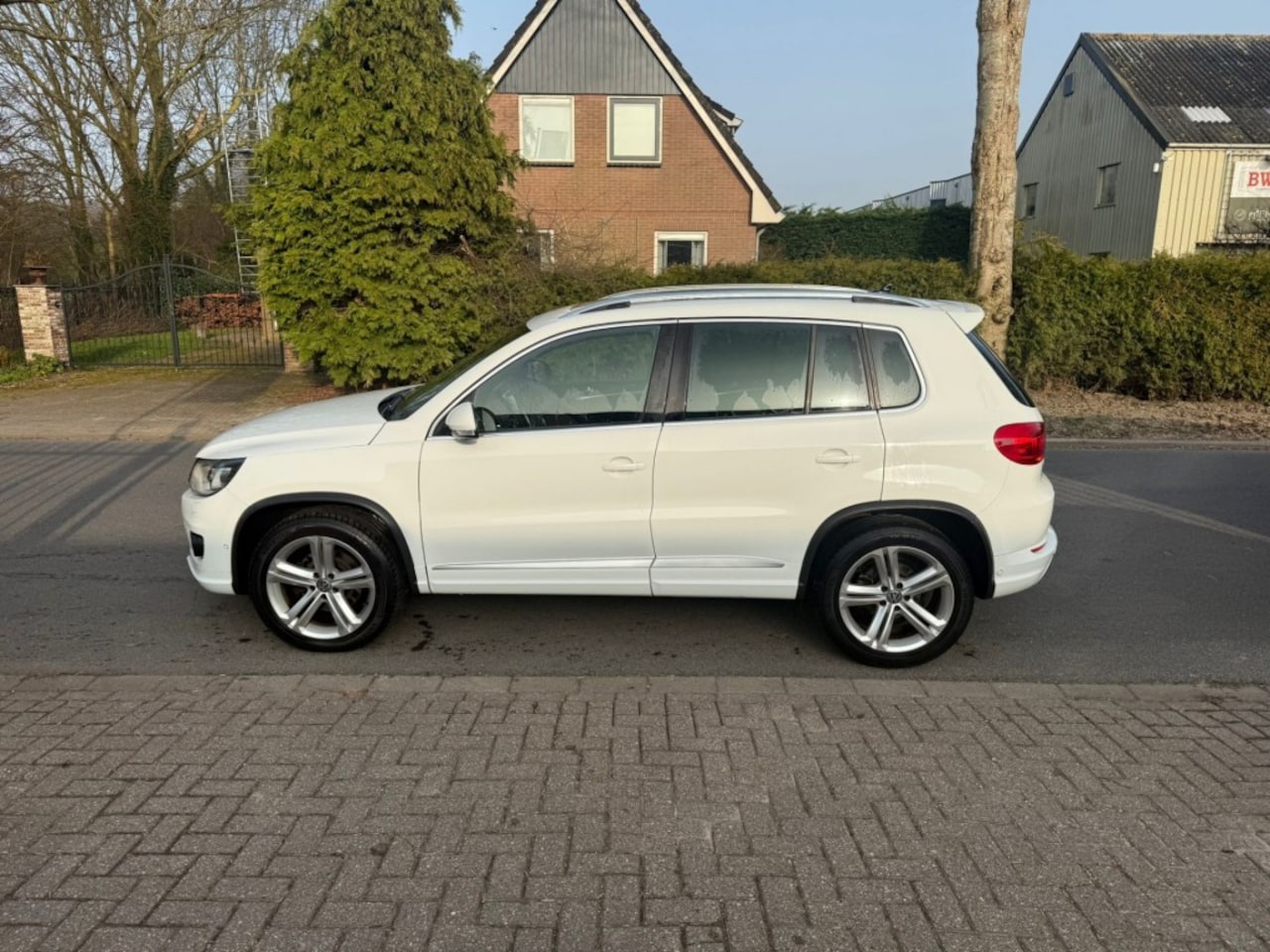 Volkswagen Tiguan - 1.4 TSI R-Line Edition*Panorama-schuifdak*trekhaak*NAP*automaat - AutoWereld.nl