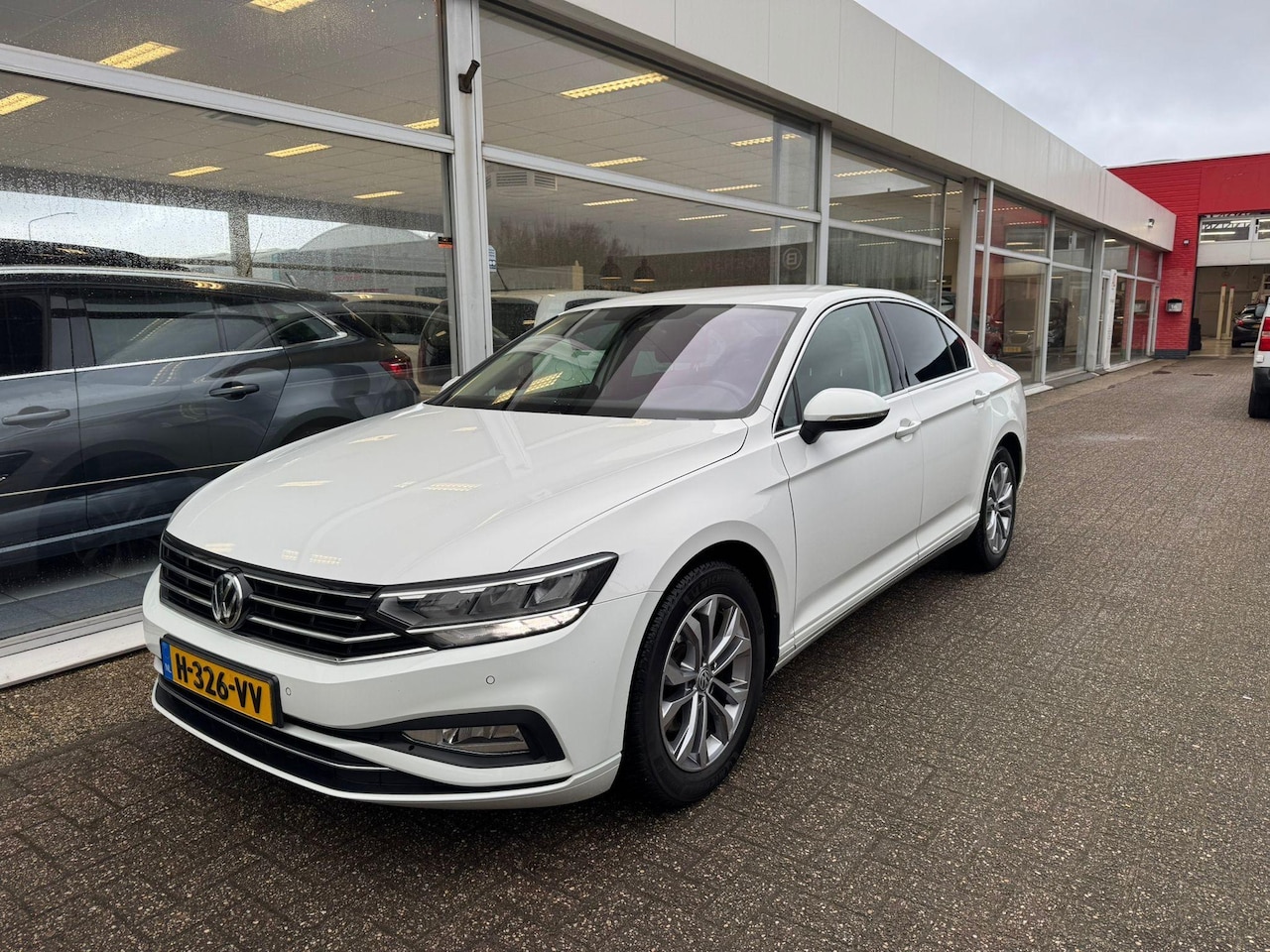 Volkswagen Passat - 1.5 TSI Comfort Business | 1e eigenaar | Automaat | Airco | Elektrische ramen | Navigatie - AutoWereld.nl