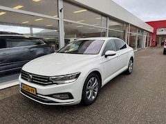 Volkswagen Passat - 1.5 TSI Comfort Business | 1e eigenaar | Automaat | Airco | Elektrische ramen | Navigatie