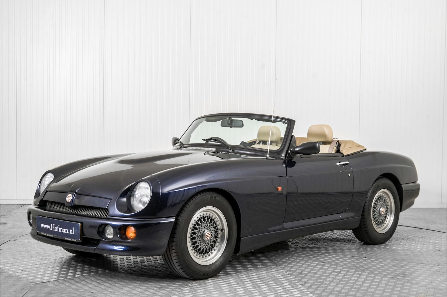 MG RV8 - 4.0 V8 Oxford Blue - AutoWereld.nl
