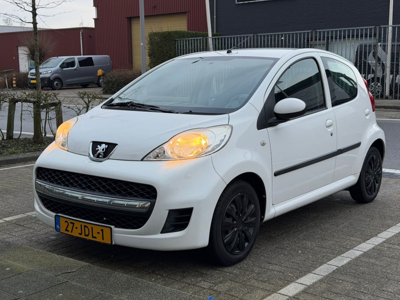 Peugeot 107 - 1.0 Benzine Airco Toerenteller NEW APK - AutoWereld.nl