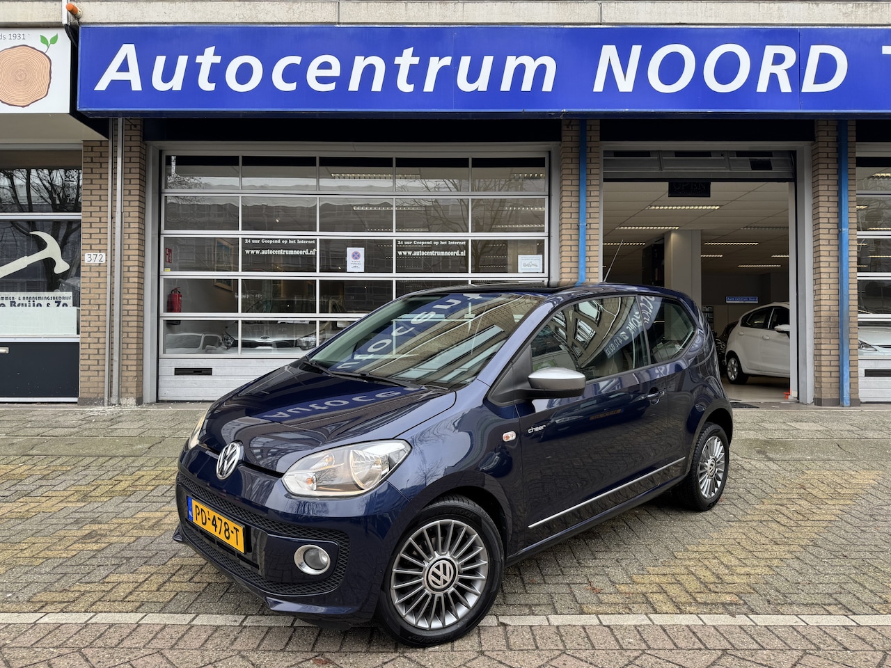 Volkswagen Up! - 1.0 high up! | Nieuwe Distributieriem | Panoramadak | Navigatie | Airco | Lichtmetalen Vel - AutoWereld.nl