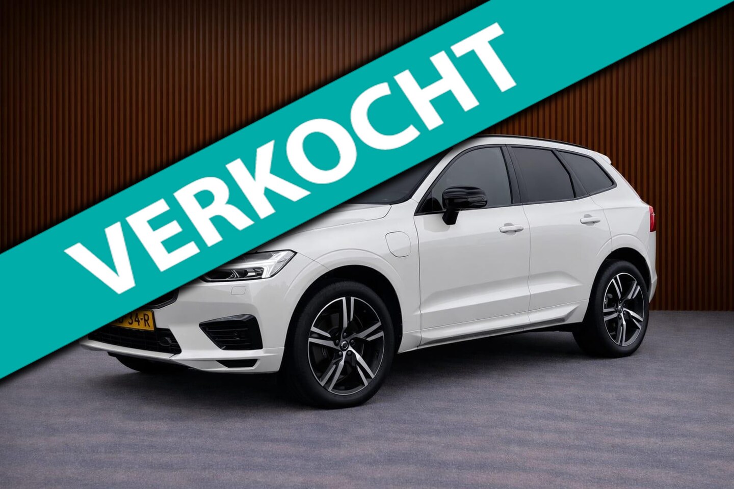Volvo XC60 - 2.0 T8 Twin Engine AWD R-Design 2.0 T8 Twin Engine AWD R-Design, Pano, Trekhaak - AutoWereld.nl