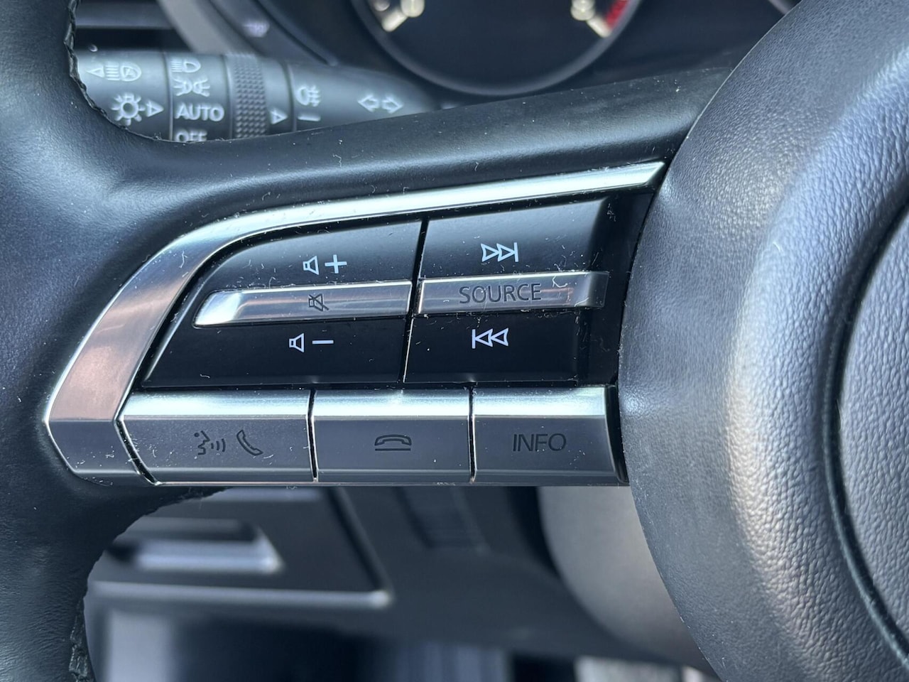 Mazda 3 - 2.0 e-SkyActiv-G M Hybrid 122 Luxury AppleCarPlay/ AndroidAuto/ stuurwielverwarming/ stoel