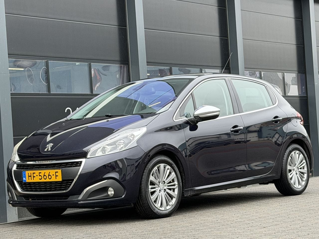 Peugeot 208 - 1.6 BlueHDi Executive Pano Camera Clima - AutoWereld.nl