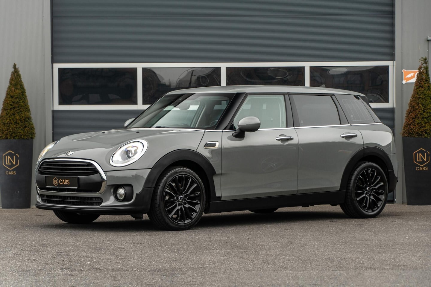 MINI Clubman - 1.5 One Chili Serious Business | MOONWALK GREY - AutoWereld.nl