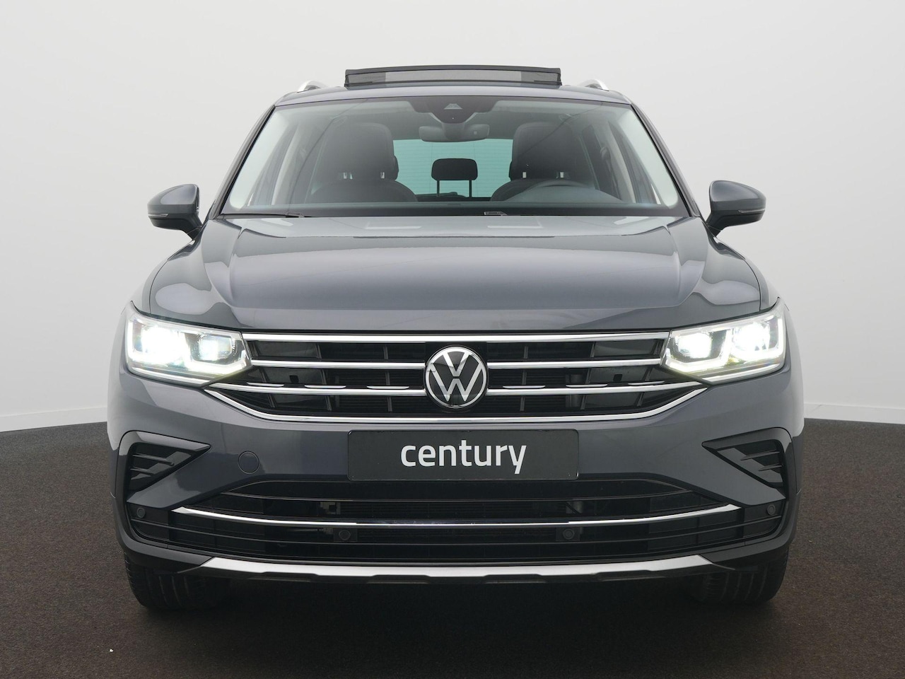 Volkswagen Tiguan - 1.4 TSI eHybrid Elegance / Panodak / Camera / Navi / Elek. klep - AutoWereld.nl