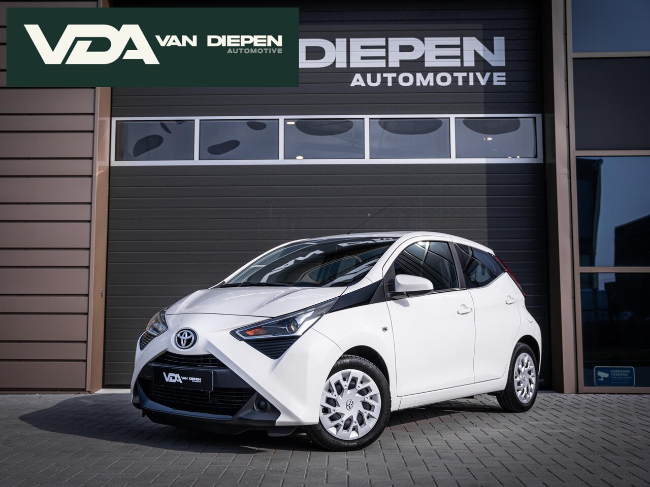Toyota Aygo - 1.0 VVT-i x-play - Automaat l NAP l Camera l App Carplay l Airco - AutoWereld.nl