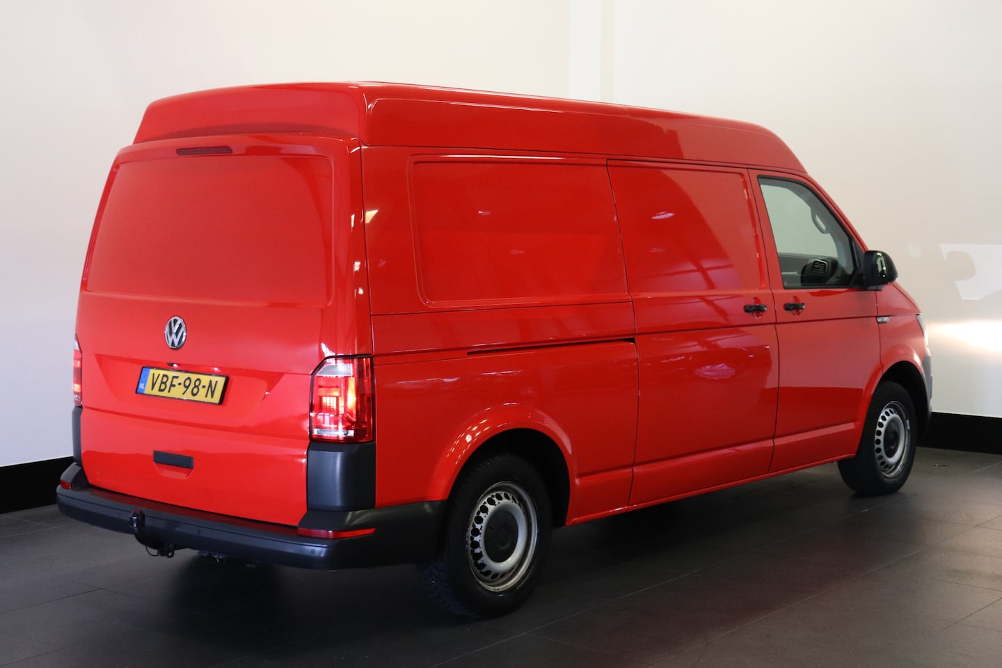 Volkswagen Transporter - 2.0 TSI 150PK L2H2 Benzine 2x schuifdeur - Airco - Camera - Trekhaak - €19.900,- Excl. - AutoWereld.nl
