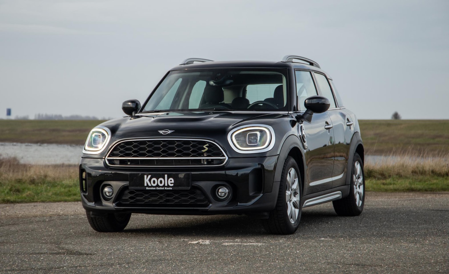 MINI Countryman - 1.5 Cooper S E ALL4 Essential CAMERA / NAVI / CARPLAY / AIRCO / ZWART / STOELVERWARMING - AutoWereld.nl
