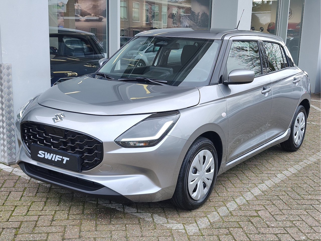 Suzuki Swift - 1.2 COMFORT SMART HYBRID Direct Leverbaar | Tot 10 JAAR GARANTIE! | Inclusief € 1.100,- Vo - AutoWereld.nl