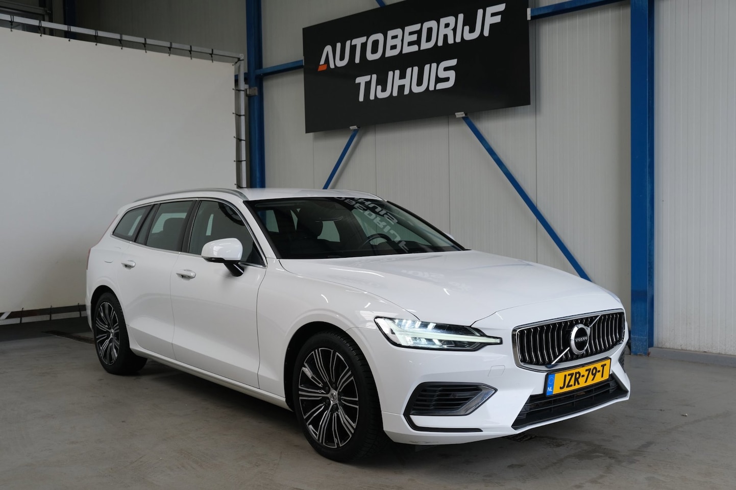 Volvo V60 - 2.0 T6 Recharge AWD Inscription - Airco, Cruise, PDC, Camera, Carplay, Trekhaak. - AutoWereld.nl