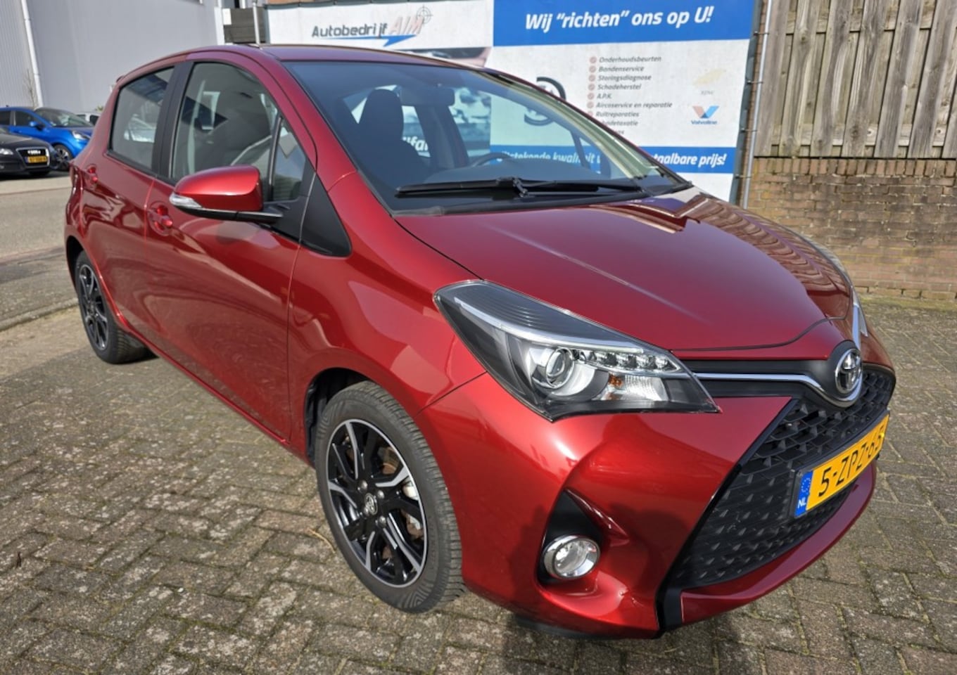 Toyota Yaris - 1.3 VVT-i Dynamic / als nieuw / lage km. stand - AutoWereld.nl