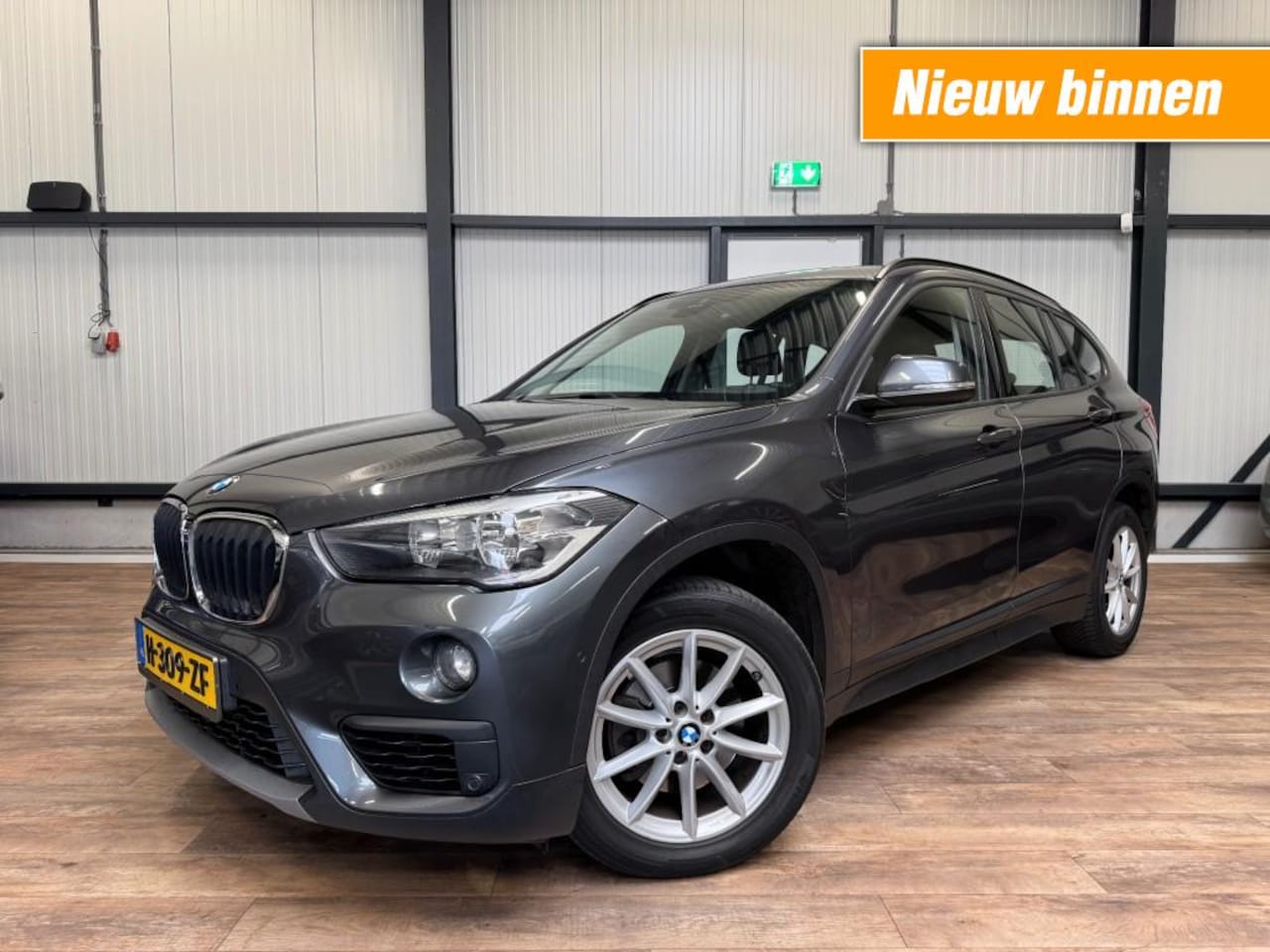 BMW X1 - sDrive 18i Centennial Executive / AUTOMAAT / NAVI / PDC / - AutoWereld.nl
