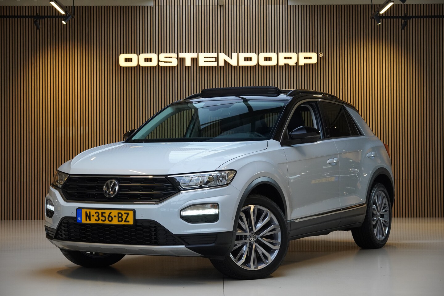 Volkswagen T-Roc - 1.5TSI/150pk IQ.Drive DSG|2019|Trekhaak|Panoramadak|El.achterklep|PDC+Assist|Blindspot|Cli - AutoWereld.nl