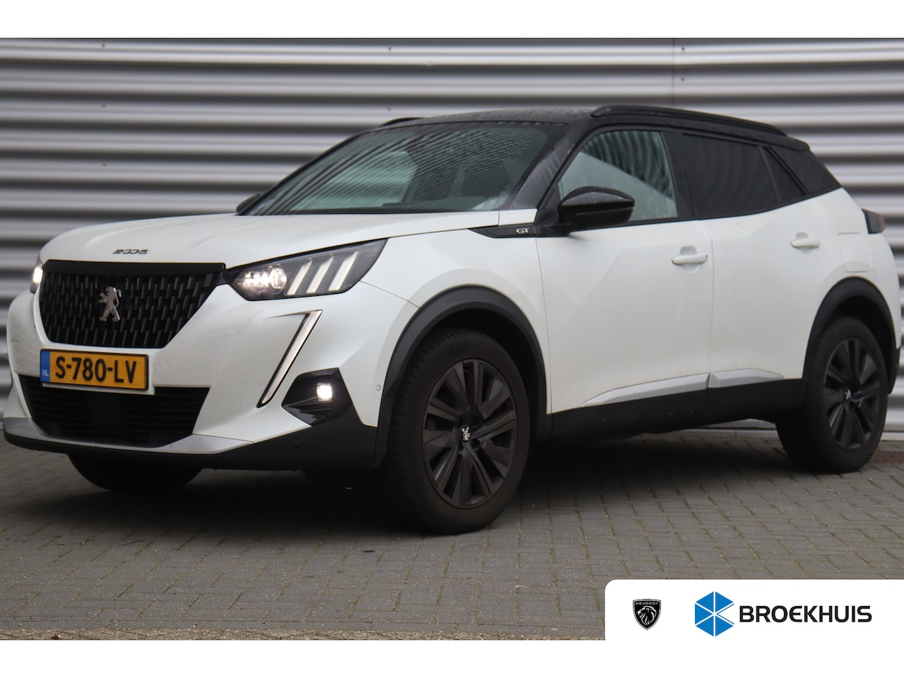 Peugeot 2008 - 1.2 PURETECH 130PK GT PACK AUTOMAAT / NAVI / LEDER / CLIMA / PDC / 18" LMV / CAMERA / ALCA - AutoWereld.nl