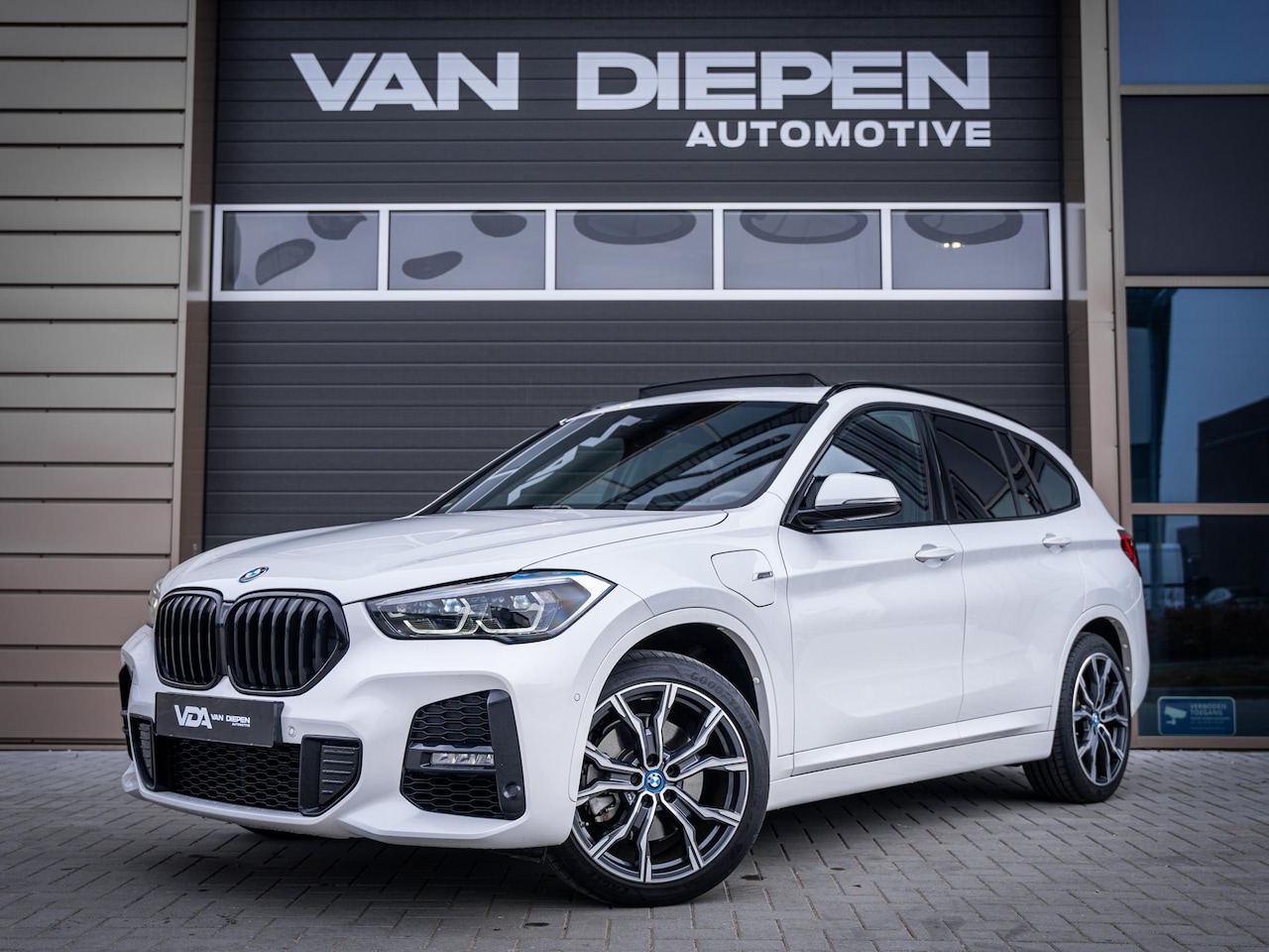 BMW X1 - xDrive25e eDrive Edition M-Sport l Panorama l HUD l Trekhaak l Camera - AutoWereld.nl