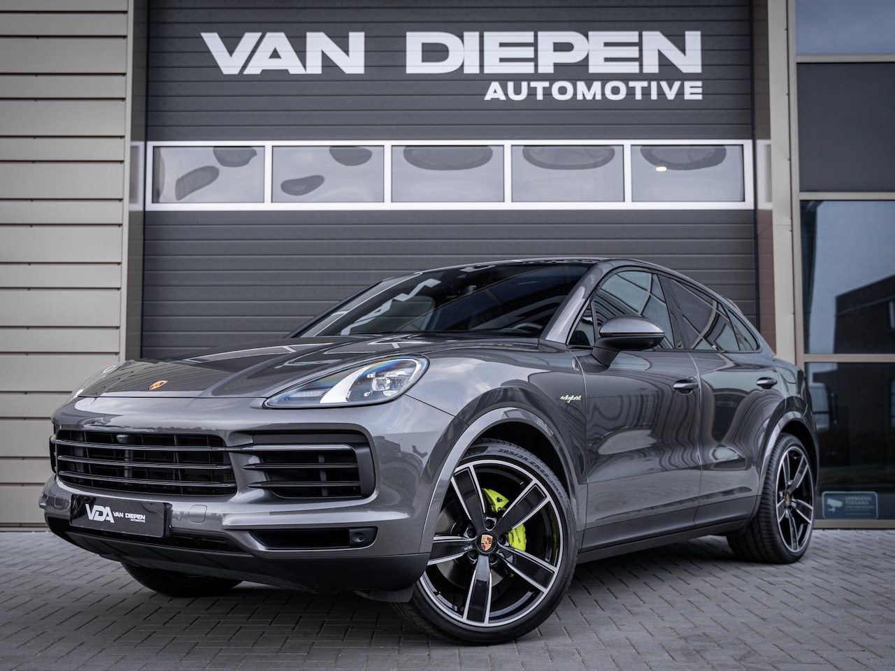 Porsche Cayenne Coupé - 3.0 E-Hybrid - Sport Chrono l Panorama l Achter As Best. l Luchtvering l 22'' l Sfeerverl. - AutoWereld.nl