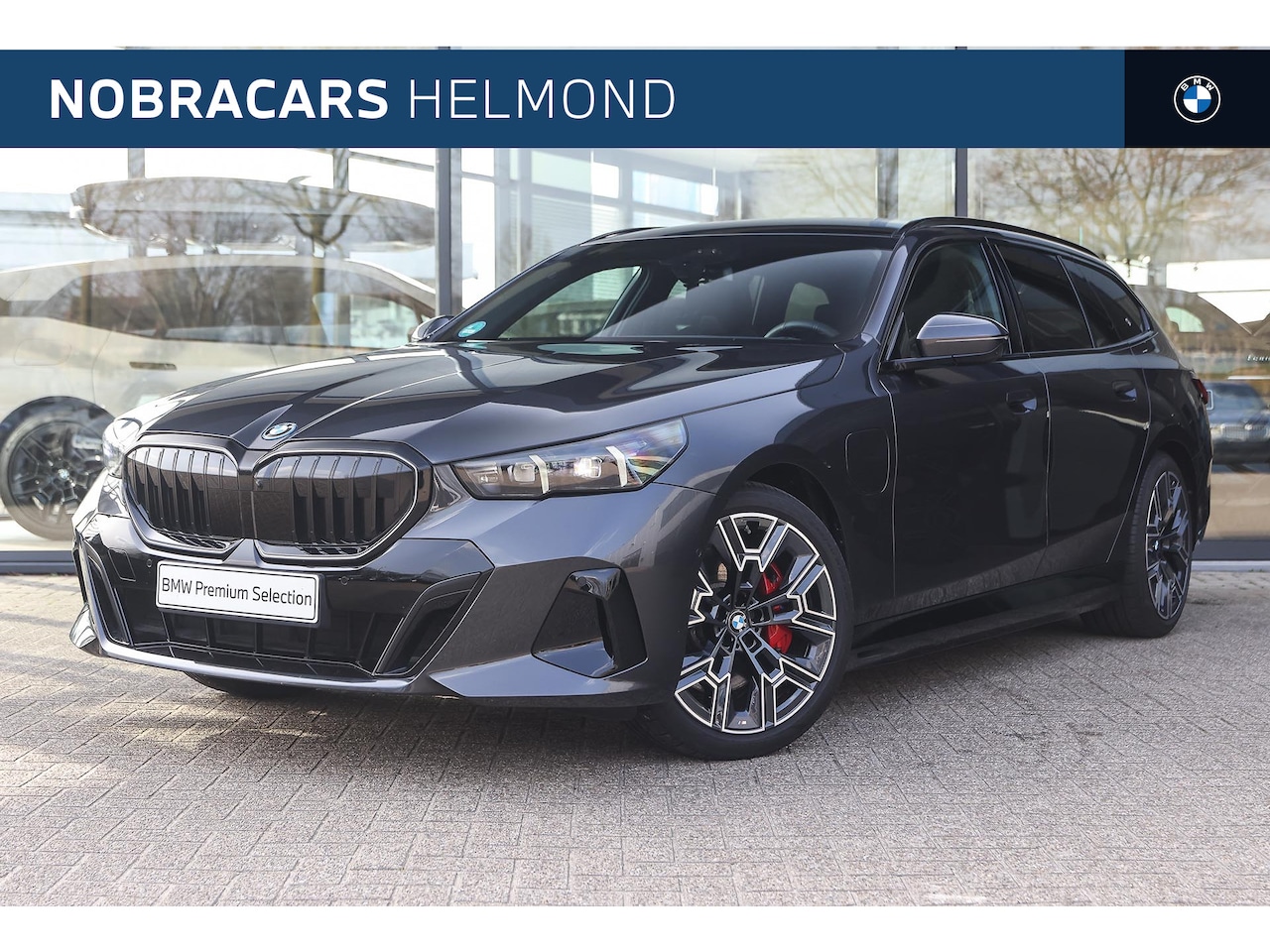 BMW 5-serie Touring - 550e xDrive M Sport Automaat / Trekhaak / Panoramadak / Comfort Access / Bowers & Wilkins - AutoWereld.nl