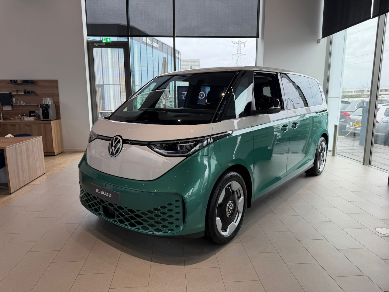 Volkswagen ID. Buzz - L2H1 286pk 86kWh RWD Pro-Bulli / Direct Leverbaar / 7-persoons - AutoWereld.nl