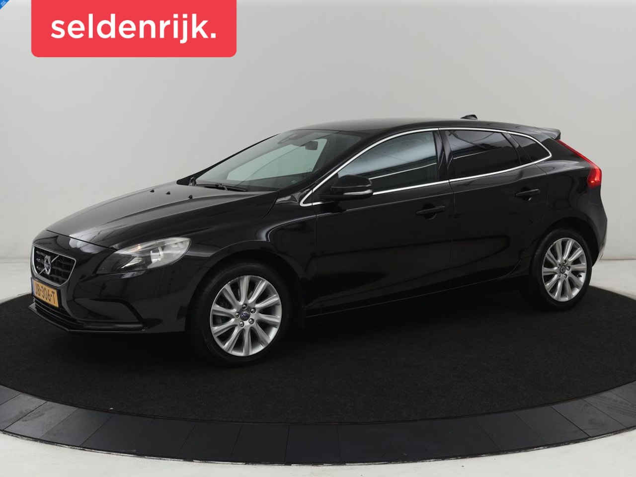 Volvo V40 - 2.0 T3 Momentum | Origineel NL | Stoelverwarming | Navigatie | Bluetooth | Climate control - AutoWereld.nl