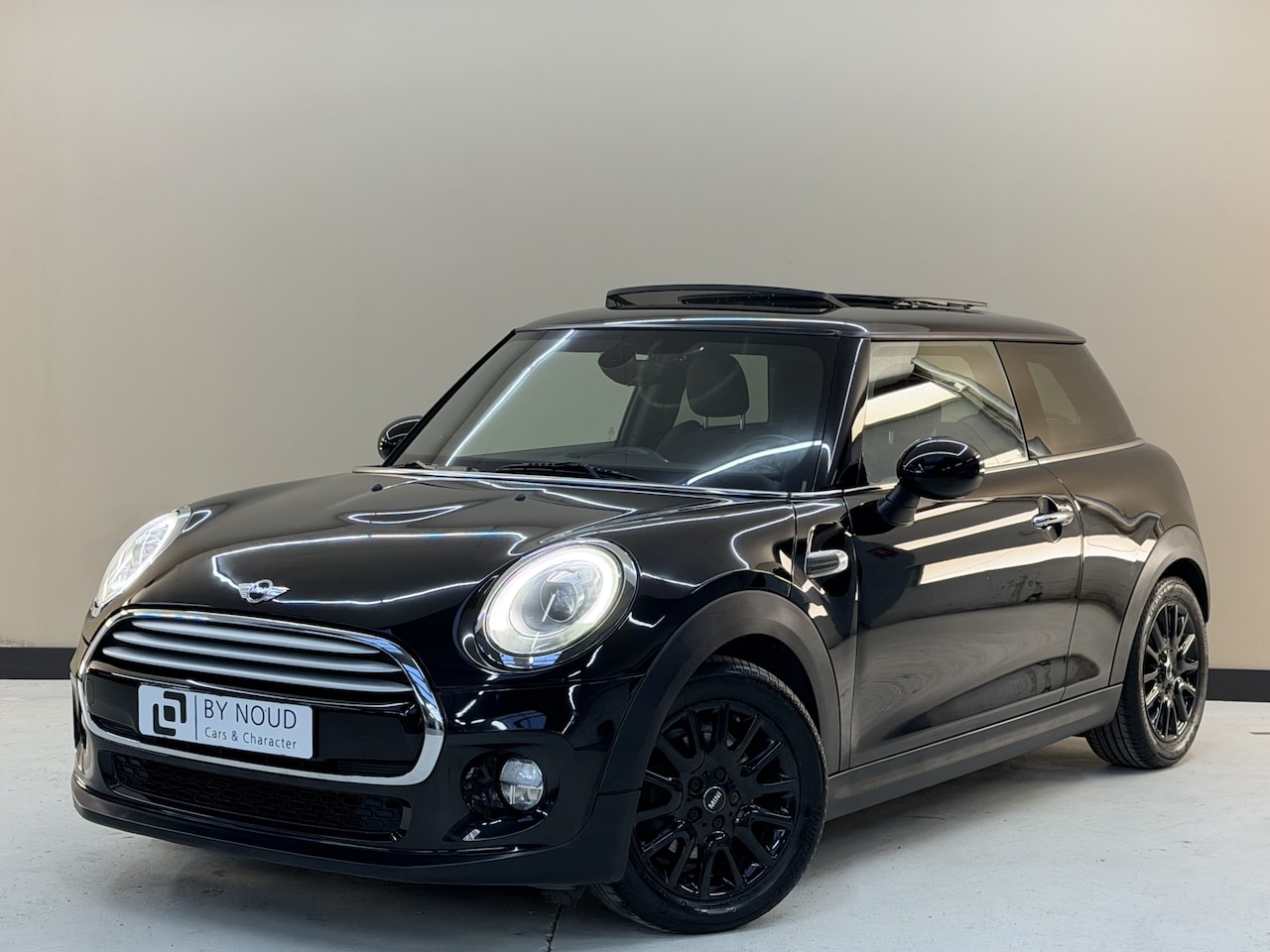 MINI Cooper - Mini 1.5 136Pk, 2014, 2de eigenaar, Panoramadak, Harman Kardon, Groot scherm, Climate cont - AutoWereld.nl