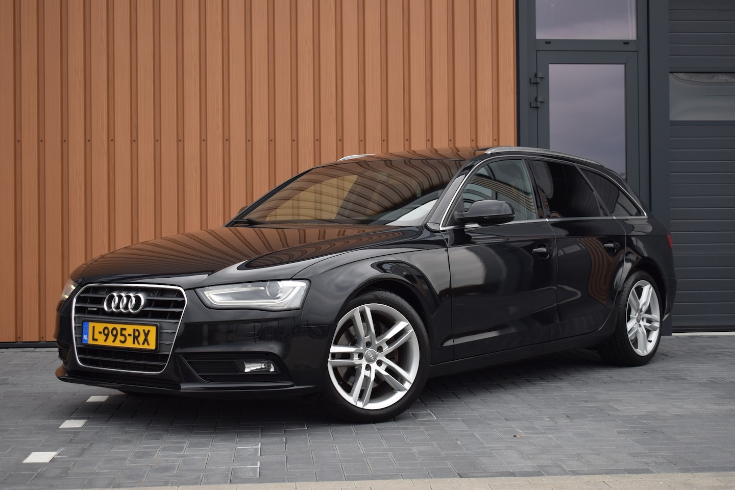 Audi A4 Avant - 2.0 TFSI 211pk Quattro S-line | Pano | Leer | Trekhaak - AutoWereld.nl