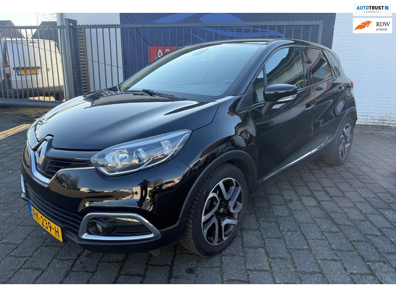 Renault Captur - 1.2 TCe Helly Hansen / AIRCO / CRUISE CONTROL / SENSOREN / TREKHAAK - AutoWereld.nl