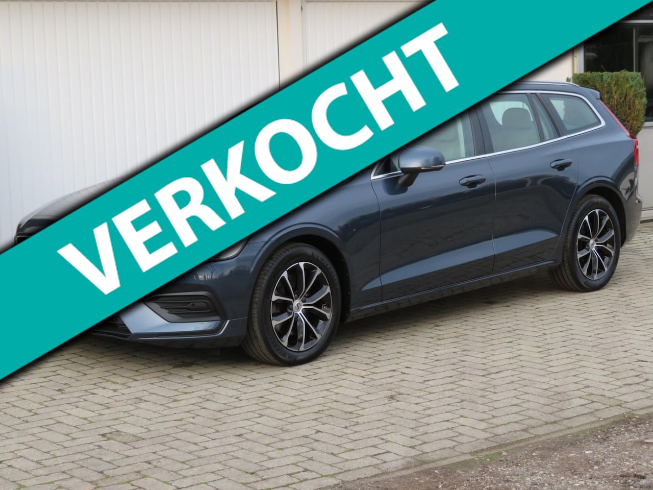 Volvo V60 - 2.0 B3 Momentum LEDER-TREKH-CAMERA-ADAPTIVE CRUISE - AutoWereld.nl