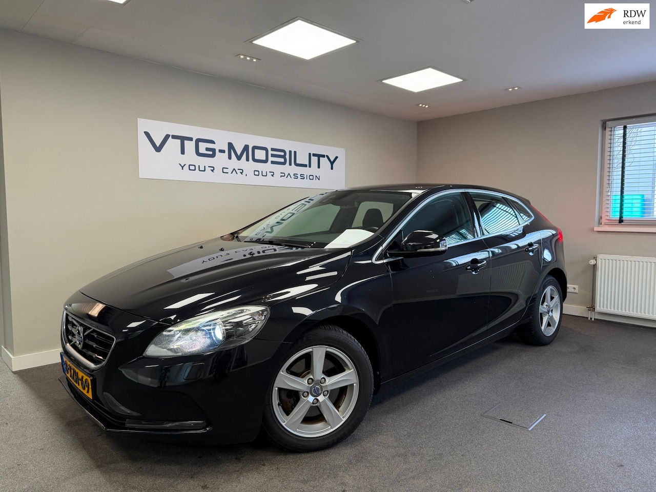 Volvo V40 - 1.6 T3 Summum Navi|ClimateControl|Stoelverwarming|PDC A|Xenon|APK 12-2026 - AutoWereld.nl