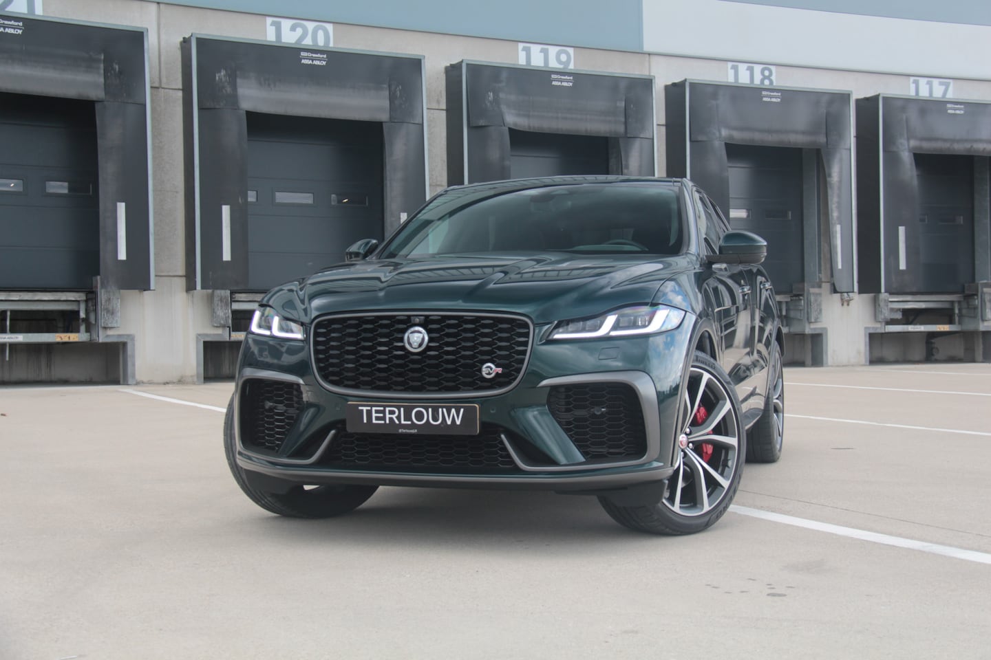 Jaguar F-Pace - 5.0 V8 S/C AWD SVR British Racing Green - AutoWereld.nl