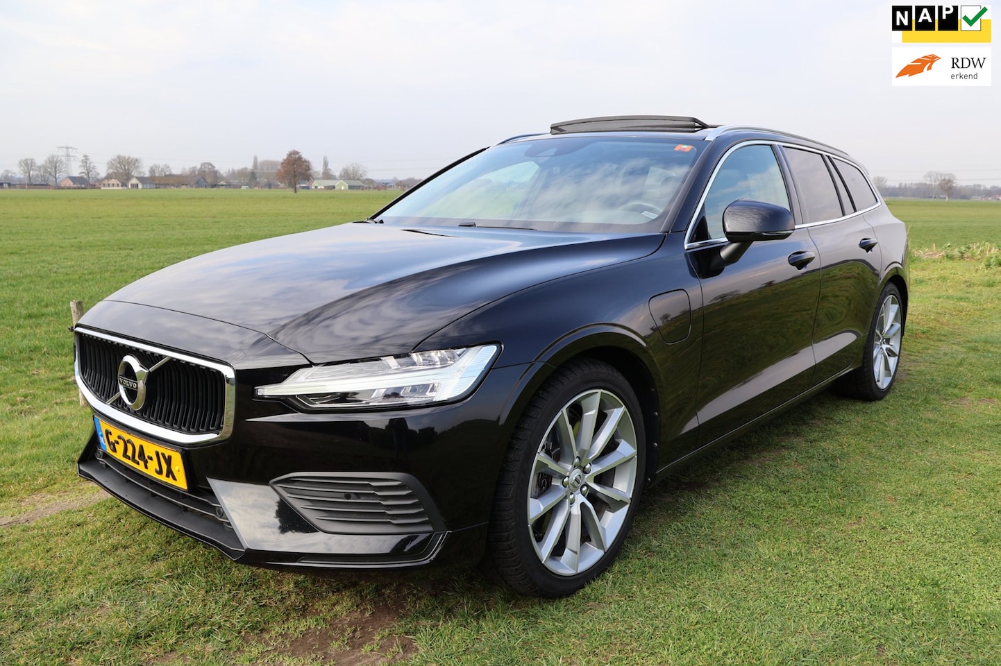 Volvo V60 - 2.0 T8 Twin Engine AWD|Polestar Engineered(405PK)|PANO|Trekhaak|NL-Auto-NAP! - AutoWereld.nl
