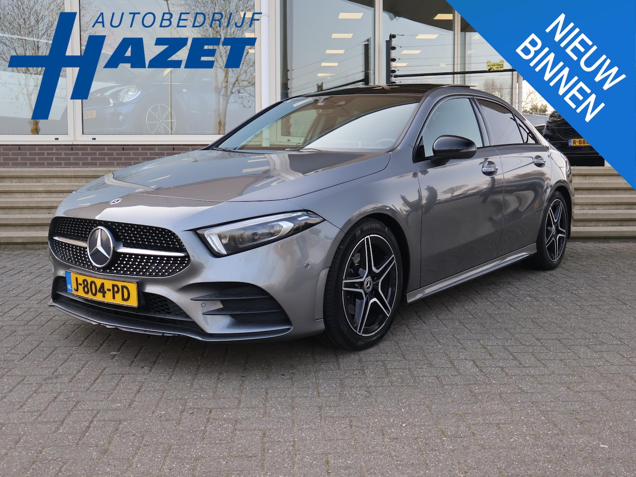 Mercedes-Benz A-klasse - 180 AUT. AMG SPORT + PANORAMA | MBUX | SFEERVERL. | CAMERA | MEMORY | STOELVERW. - AutoWereld.nl