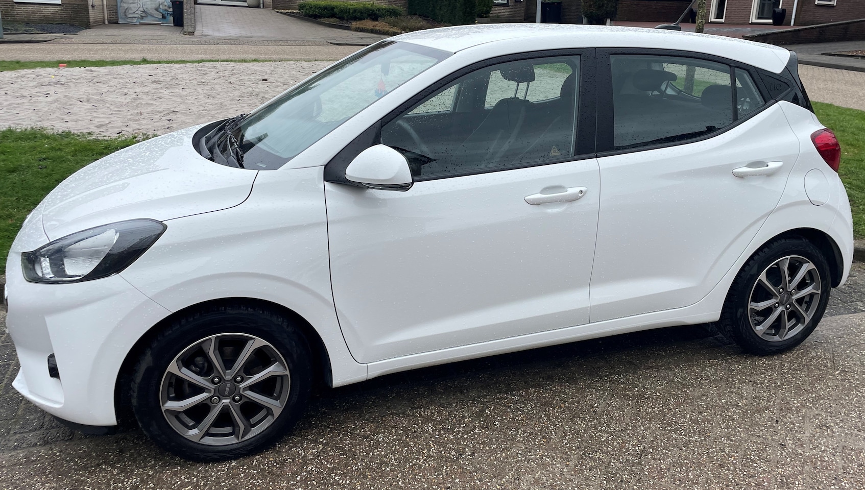Hyundai i10 - 1.0 Comfort 19.500 KM met achteruit sensoren en alu velgen met all season banden - AutoWereld.nl