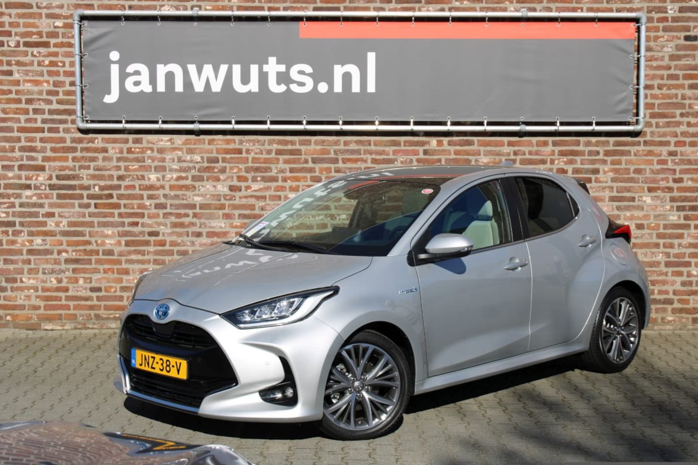 Toyota Yaris - 1.5 Hybrid Lounge + Panoramadak + Leer - AutoWereld.nl