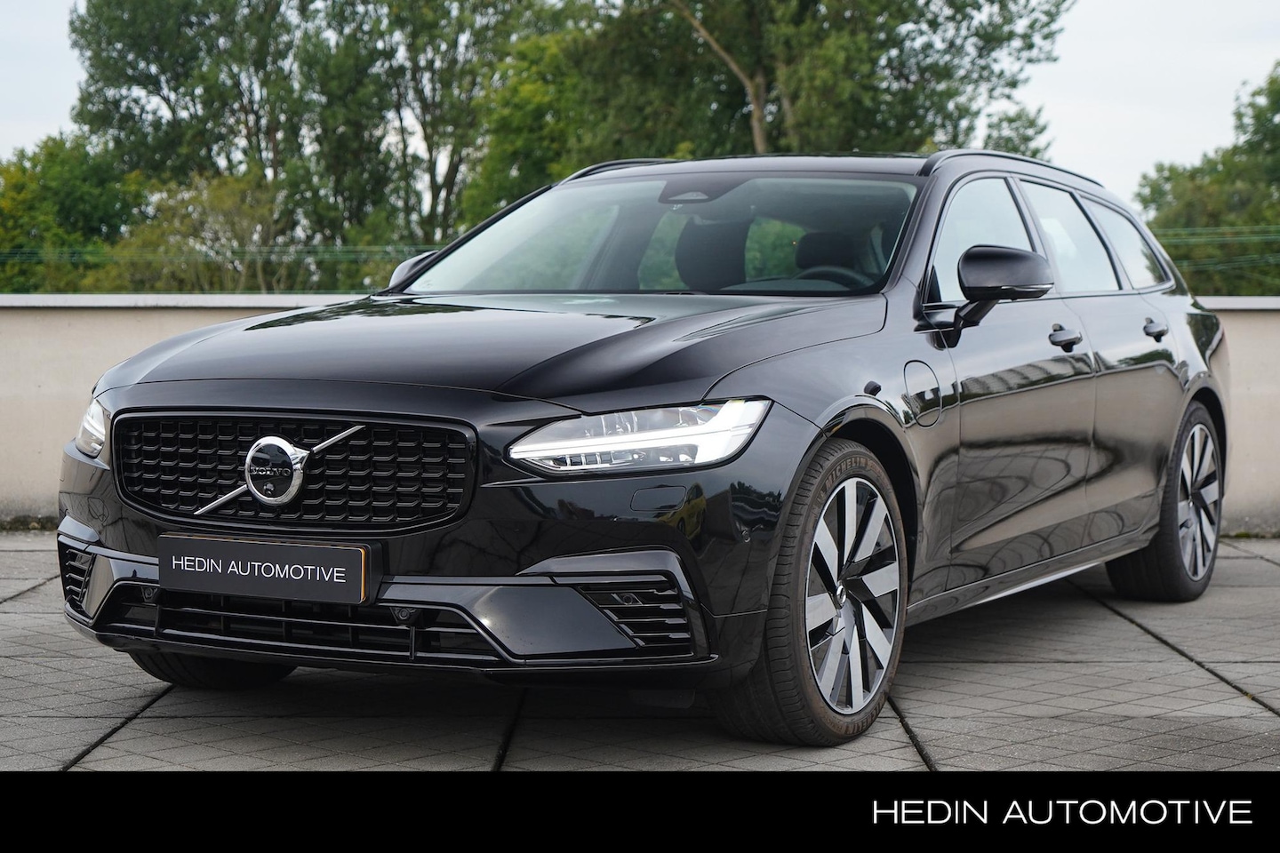 Volvo V90 - 2.0 T8 Plug-in hybrid AWD Ultra Dark | Panoramadak | Gelamineerde zijruiten en achterruit - AutoWereld.nl