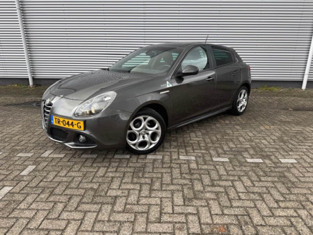 Alfa Romeo Giulietta - 1.6 JTDm Exclusive 1.6 JTDm Exclusive,Schuif/Kanteldak,clima,Navigatie,dikke LM velgen - AutoWereld.nl